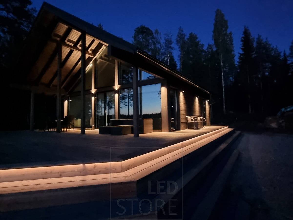 Atmosférické venkovní osvětlení je realizováno pomocí LED pásků a nástěnných svítidel. Vysoký bod je osvětlen ve dvou směrech a nízký bod v jednom směru. Ledstore.fi